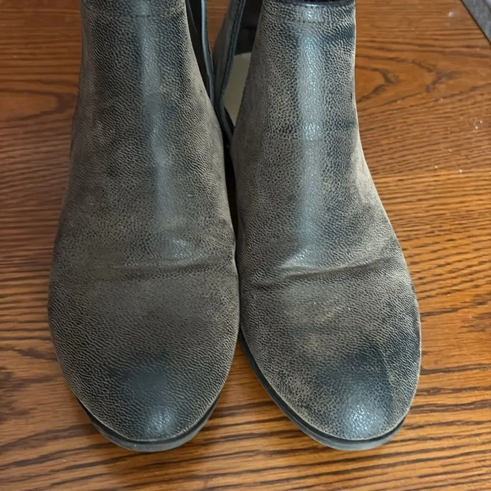 Pierre Dumas size 9 boot, a light and dark brown color, depending on light